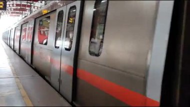 Yeni Delhi, Hindistan, 12 Ağustos 2024 - Delhi treni Yeni Delhi, Hindistan, Asya 'daki Jhandewalan metro istasyonuna varıyor.