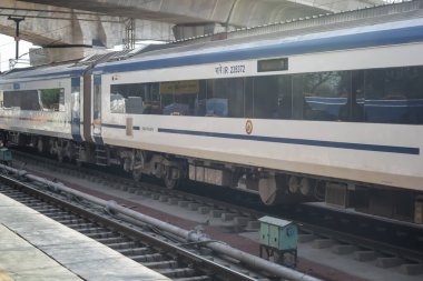 Delhi, Hindistan, Haziran 09 2024 - Vande Bharat Ekspres treni Delhi 'den Anand Vihar tren istasyonundan Dehradun' a gidiyor, Vande Bharat Hindistan 'ın en hızlı treni