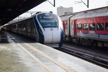 Delhi, Hindistan, Haziran 09 2024 - Vande Bharat Ekspres treni Delhi 'den Anand Vihar tren istasyonundan Dehradun' a gidiyor, Vande Bharat Hindistan 'ın en hızlı treni