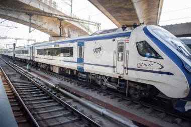 Delhi, Hindistan, Haziran 09 2024 - Vande Bharat Ekspres treni Delhi 'den Anand Vihar tren istasyonundan Dehradun' a gidiyor, Vande Bharat Hindistan 'ın en hızlı treni