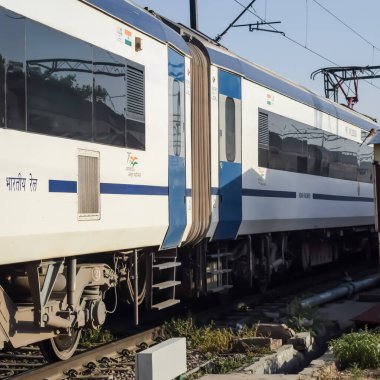 Delhi, Hindistan, Haziran 09 2024 - Vande Bharat Ekspres treni Delhi 'den Anand Vihar tren istasyonundan Dehradun' a gidiyor, Vande Bharat Hindistan 'ın en hızlı treni