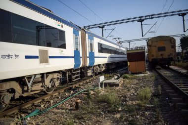Delhi, Hindistan, Haziran 09 2024 - Vande Bharat Ekspres treni Delhi 'den Anand Vihar tren istasyonundan Dehradun' a gidiyor, Vande Bharat Hindistan 'ın en hızlı treni