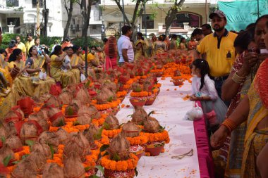 Yeni Delhi, Hindistan 25 Temmuz 2024 - Jagannath Tapınağı sırasında Kalaşlı kadınlar Mangal Kalash Yatra, Hintli Hintli dindarlar üzerinde hindistancevizi olan toprak kapları taşıyorlar
