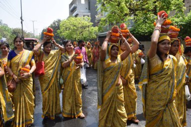 Yeni Delhi, Hindistan 25 Temmuz 2024 - Jagannath Tapınağı sırasında Kalaşlı kadınlar Mangal Kalash Yatra, Hintli Hintli dindarlar üzerinde hindistancevizi olan toprak kapları taşıyorlar