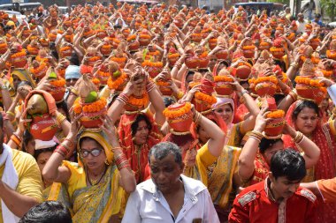 Yeni Delhi, Hindistan 25 Temmuz 2024 - Jagannath Tapınağı sırasında Kalaşlı kadınlar Mangal Kalash Yatra, Hintli Hintli dindarlar üzerinde hindistancevizi olan toprak kapları taşıyorlar