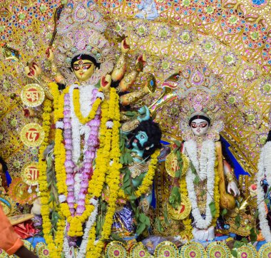 Tanrıça Durga, geleneksel görünüşüyle Jhilmil Kolonisi Delhi 'de, Durga Puja Idol' da, Hindistan 'ın en büyük Hindu festivali