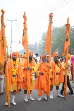 Delhi, Hindistan, 15 Ağustos 2024 - Doğu Delhi bölgesinde Guru Nanak Dev, Nagar Kirtan 'ın doğum günü dolayısıyla geleneksel Nagar Kirtan, geleneksel Nagar geçit töreninde Sihler gatka ve dövüş sanatları sergiliyor