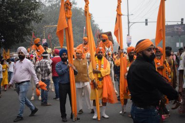 Delhi, Hindistan, 15 Ağustos 2024 - Doğu Delhi bölgesinde Guru Nanak Dev, Nagar Kirtan 'ın doğum günü dolayısıyla geleneksel Nagar Kirtan, geleneksel Nagar geçit töreninde Sihler gatka ve dövüş sanatları sergiliyor