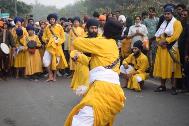 Delhi, Hindistan, 15 Ağustos 2024 - Doğu Delhi bölgesinde Guru Nanak Dev, Nagar Kirtan 'ın doğum günü dolayısıyla geleneksel Nagar Kirtan, geleneksel Nagar geçit töreninde Sihler gatka ve dövüş sanatları sergiliyor