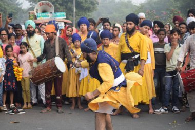 Delhi, Hindistan, 15 Ağustos 2024 - Doğu Delhi bölgesinde Guru Nanak Dev, Nagar Kirtan 'ın doğum günü dolayısıyla geleneksel Nagar Kirtan, geleneksel Nagar geçit töreninde Sihler gatka ve dövüş sanatları sergiliyor