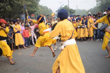 Delhi, Hindistan, 15 Ağustos 2024 - Doğu Delhi bölgesinde Guru Nanak Dev, Nagar Kirtan 'ın doğum günü dolayısıyla geleneksel Nagar Kirtan, geleneksel Nagar geçit töreninde Sihler gatka ve dövüş sanatları sergiliyor
