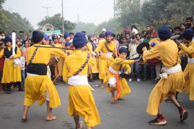 Delhi, Hindistan, 15 Ağustos 2024 - Doğu Delhi bölgesinde Guru Nanak Dev, Nagar Kirtan 'ın doğum günü dolayısıyla geleneksel Nagar Kirtan, geleneksel Nagar geçit töreninde Sihler gatka ve dövüş sanatları sergiliyor