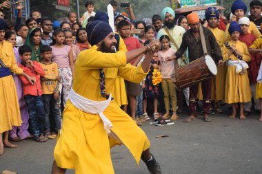 Delhi, Hindistan, 15 Ağustos 2024 - Doğu Delhi bölgesinde Guru Nanak Dev, Nagar Kirtan 'ın doğum günü dolayısıyla geleneksel Nagar Kirtan, geleneksel Nagar geçit töreninde Sihler gatka ve dövüş sanatları sergiliyor
