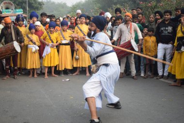 Delhi, Hindistan, 15 Ağustos 2024 - Doğu Delhi bölgesinde Guru Nanak Dev, Nagar Kirtan 'ın doğum günü dolayısıyla geleneksel Nagar Kirtan, geleneksel Nagar geçit töreninde Sihler gatka ve dövüş sanatları sergiliyor