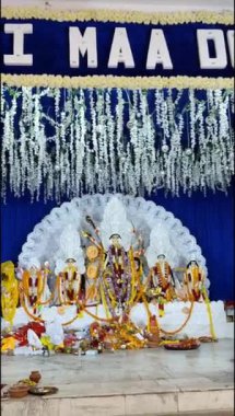 Tanrıça Durga, geleneksel görünüşüyle Jhilmil Kolonisi Delhi 'de, Durga Puja Idol' da, Hindistan 'ın en büyük Hindu festivali