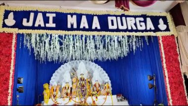 Tanrıça Durga, geleneksel görünüşüyle Jhilmil Kolonisi Delhi 'de, Durga Puja Idol' da, Hindistan 'ın en büyük Hindu festivali