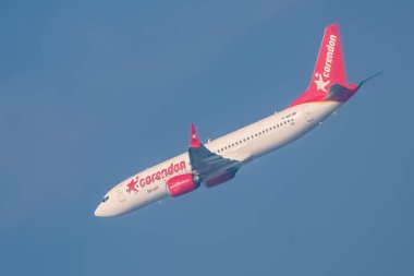 Yeni Delhi, Hindistan, 10 Haziran 2024 - Spicejet Airbus A320 Indra Gandhi Uluslararası Havalimanı Delhi, Spicejet iç uçağı gündüz mavi gökyüzünde uçuyor