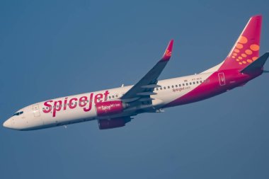 Yeni Delhi, Hindistan, 10 Haziran 2024 - Spicejet Airbus A320 Indra Gandhi Uluslararası Havalimanı Delhi, Spicejet iç uçağı gündüz mavi gökyüzünde uçuyor