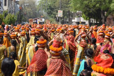 Yeni Delhi, Hindistan 25 Temmuz 2024 - Jagannath Tapınağı sırasında Kalaşlı kadınlar Mangal Kalash Yatra, Hintli Hintli dindarlar üzerinde hindistancevizi olan toprak kapları taşıyorlar