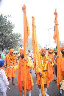 Delhi, Hindistan, 15 Ağustos 2024 - Doğu Delhi bölgesinde Guru Nanak Dev, Nagar Kirtan 'ın doğum günü dolayısıyla geleneksel Nagar Kirtan, geleneksel Nagar geçit töreninde Sihler gatka ve dövüş sanatları sergiliyor