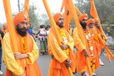 Delhi, Hindistan, 15 Ağustos 2024 - Doğu Delhi bölgesinde Guru Nanak Dev, Nagar Kirtan 'ın doğum günü dolayısıyla geleneksel Nagar Kirtan, geleneksel Nagar geçit töreninde Sihler gatka ve dövüş sanatları sergiliyor