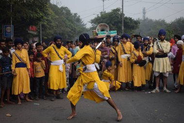 Delhi, Hindistan, 15 Ağustos 2024 - Doğu Delhi bölgesinde Guru Nanak Dev, Nagar Kirtan 'ın doğum günü dolayısıyla geleneksel Nagar Kirtan, geleneksel Nagar geçit töreninde Sihler gatka ve dövüş sanatları sergiliyor