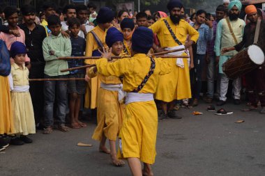 Delhi, Hindistan, 15 Ağustos 2024 - Doğu Delhi bölgesinde Guru Nanak Dev, Nagar Kirtan 'ın doğum günü dolayısıyla geleneksel Nagar Kirtan, geleneksel Nagar geçit töreninde Sihler gatka ve dövüş sanatları sergiliyor