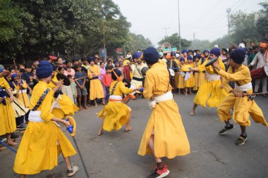 Delhi, Hindistan, 15 Ağustos 2024 - Doğu Delhi bölgesinde Guru Nanak Dev, Nagar Kirtan 'ın doğum günü dolayısıyla geleneksel Nagar Kirtan, geleneksel Nagar geçit töreninde Sihler gatka ve dövüş sanatları sergiliyor