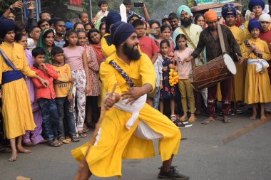Delhi, Hindistan, 15 Ağustos 2024 - Doğu Delhi bölgesinde Guru Nanak Dev, Nagar Kirtan 'ın doğum günü dolayısıyla geleneksel Nagar Kirtan, geleneksel Nagar geçit töreninde Sihler gatka ve dövüş sanatları sergiliyor