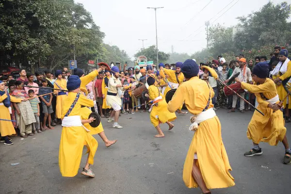 Delhi, Hindistan, 15 Ağustos 2024 - Doğu Delhi bölgesinde Guru Nanak Dev, Nagar Kirtan 'ın doğum günü dolayısıyla geleneksel Nagar Kirtan, geleneksel Nagar geçit töreninde Sihler gatka ve dövüş sanatları sergiliyor