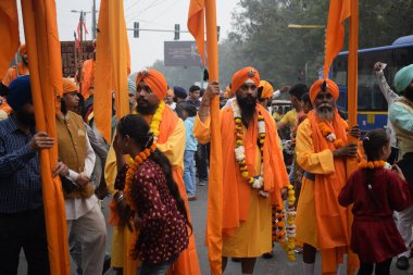 Delhi, Hindistan, 15 Ağustos 2024 - Doğu Delhi bölgesinde Guru Nanak Dev, Nagar Kirtan 'ın doğum günü dolayısıyla geleneksel Nagar Kirtan, geleneksel Nagar geçit töreninde Sihler gatka ve dövüş sanatları sergiliyor
