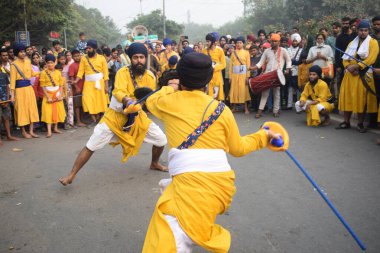 Delhi, Hindistan, 15 Ağustos 2024 - Doğu Delhi bölgesinde Guru Nanak Dev, Nagar Kirtan 'ın doğum günü dolayısıyla geleneksel Nagar Kirtan, geleneksel Nagar geçit töreninde Sihler gatka ve dövüş sanatları sergiliyor