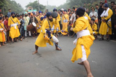 Delhi, Hindistan, 15 Ağustos 2024 - Doğu Delhi bölgesinde Guru Nanak Dev, Nagar Kirtan 'ın doğum günü dolayısıyla geleneksel Nagar Kirtan, geleneksel Nagar geçit töreninde Sihler gatka ve dövüş sanatları sergiliyor