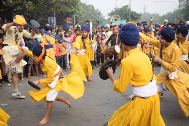Delhi, Hindistan, 15 Ağustos 2024 - Doğu Delhi bölgesinde Guru Nanak Dev, Nagar Kirtan 'ın doğum günü dolayısıyla geleneksel Nagar Kirtan, geleneksel Nagar geçit töreninde Sihler gatka ve dövüş sanatları sergiliyor