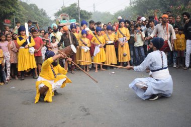 Delhi, Hindistan, 15 Ağustos 2024 - Doğu Delhi bölgesinde Guru Nanak Dev, Nagar Kirtan 'ın doğum günü dolayısıyla geleneksel Nagar Kirtan, geleneksel Nagar geçit töreninde Sihler gatka ve dövüş sanatları sergiliyor
