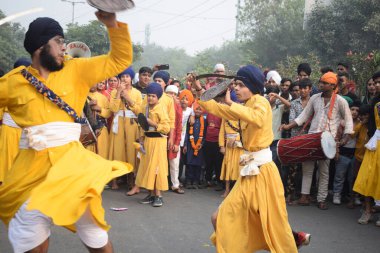 Delhi, Hindistan, 15 Ağustos 2024 - Doğu Delhi bölgesinde Guru Nanak Dev, Nagar Kirtan 'ın doğum günü dolayısıyla geleneksel Nagar Kirtan, geleneksel Nagar geçit töreninde Sihler gatka ve dövüş sanatları sergiliyor