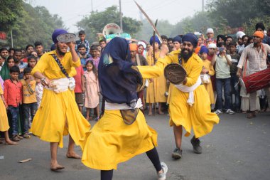 Delhi, Hindistan, 15 Ağustos 2024 - Doğu Delhi bölgesinde Guru Nanak Dev, Nagar Kirtan 'ın doğum günü dolayısıyla geleneksel Nagar Kirtan, geleneksel Nagar geçit töreninde Sihler gatka ve dövüş sanatları sergiliyor