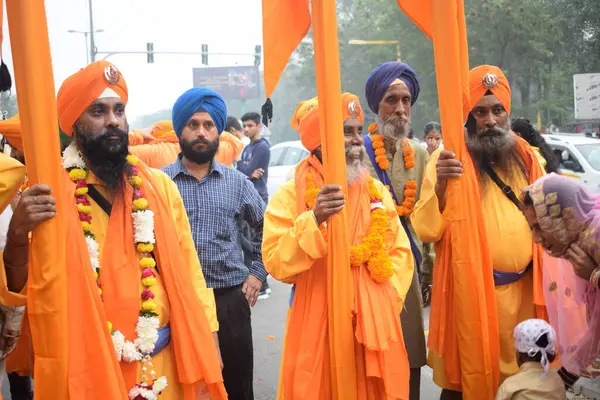 Delhi, Hindistan, 15 Ağustos 2024 - Doğu Delhi bölgesinde Guru Nanak Dev, Nagar Kirtan 'ın doğum günü dolayısıyla geleneksel Nagar Kirtan, geleneksel Nagar geçit töreninde Sihler gatka ve dövüş sanatları sergiliyor