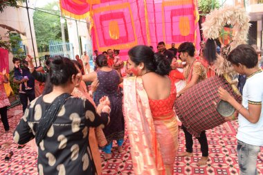 Delhi, Hindistan, Ekim 09.2024 - Durga Idol 'un önünde ruhani dans yapan dindarlar, Durga Puja kutlamaları için Jhilmil Kolonisi Delhi' deki Kali Bari Tapınağı, Durga utsav festivali, Ekim 2024