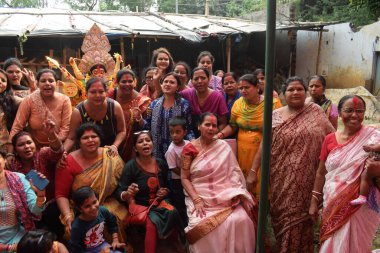 Delhi, Hindistan, Ekim 09.2024 - Durga Idol 'un önünde ruhani dans yapan dindarlar, Durga Puja kutlamaları için Jhilmil Kolonisi Delhi' deki Kali Bari Tapınağı, Durga utsav festivali, Ekim 2024