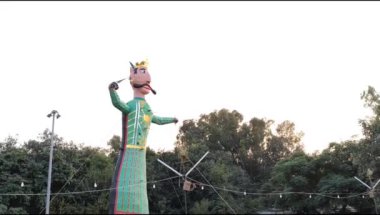 Ravnans 'ın Dussera festivali sırasında Hindistan, Delhi' de Ramleela 'da alevlenmesi, Dussera Fuarı sırasında Lord Rama' nın zaferini kutlamak için Ravana 'nın büyük heykeli ateşe verilmesi.