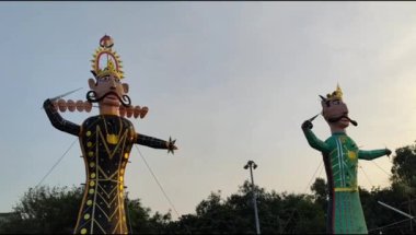 Ravnans 'ın Dussera festivali sırasında Hindistan, Delhi' de Ramleela 'da alevlenmesi, Dussera Fuarı sırasında Lord Rama' nın zaferini kutlamak için Ravana 'nın büyük heykeli ateşe verilmesi.