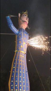 Ravnans 'ın Dussera festivali sırasında Hindistan, Delhi' de Ramleela 'da alevlenmesi, Dussera Fuarı sırasında Lord Rama' nın zaferini kutlamak için Ravana 'nın büyük heykeli ateşe verilmesi.