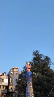 Ravnans 'ın Dussera festivali sırasında Hindistan, Delhi' de Ramleela 'da alevlenmesi, Dussera Fuarı sırasında Lord Rama' nın zaferini kutlamak için Ravana 'nın büyük heykeli ateşe verilmesi.