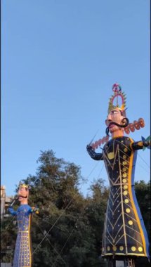 Ravnans 'ın Dussera festivali sırasında Hindistan, Delhi' de Ramleela 'da alevlenmesi, Dussera Fuarı sırasında Lord Rama' nın zaferini kutlamak için Ravana 'nın büyük heykeli ateşe verilmesi.