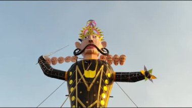 Ravnans 'ın Dussera festivali sırasında Hindistan, Delhi' de Ramleela 'da alevlenmesi, Dussera Fuarı sırasında Lord Rama' nın zaferini kutlamak için Ravana 'nın büyük heykeli ateşe verilmesi.