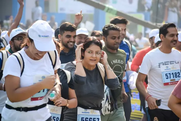 Yeni Delhi, Hindistan - 15 Ekim 2023 - Bitmek üzere olan maraton katılımcılarının bitiş çizgisini geçmek üzere olan Delhi Yarı Maratonu 2023