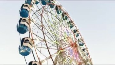 Delhi, Hindistan 'da Dussehra Mela sırasında çok renkli Dev Tekerlek' in yakın çekimi. Dev tekerlek salıncağının alt görüntüsü. Gündüz vakti renkli kamaralı dönme dolap.