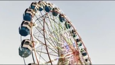 Delhi, Hindistan 'da Dussehra Mela sırasında çok renkli Dev Tekerlek' in yakın çekimi. Dev tekerlek salıncağının alt görüntüsü. Gündüz vakti renkli kamaralı dönme dolap.