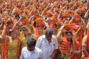 Yeni Delhi, Hindistan 25 Temmuz 2024 - Jagannath Tapınağı sırasında Kalaşlı kadınlar Mangal Kalash Yatra, Hintli Hintli dindarlar üzerinde hindistancevizi olan toprak kapları taşıyorlar